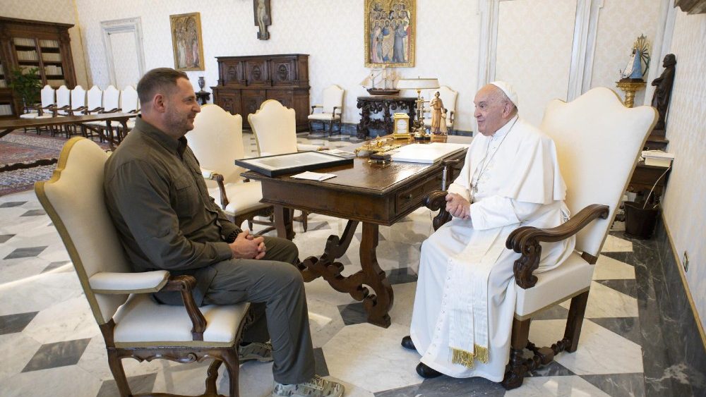 Папа зустрівся з керівником офісу Президента України