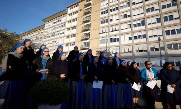 Госпіталізація Папи: респіраторний криз вранці