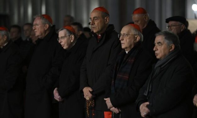 На площі Святого Петра щовечора підноситься молитва за Папу