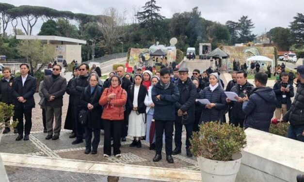 Папа: молюсь за вас, молюсь за мир; молімося за мученицьку Україну