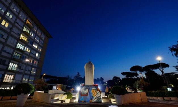 Стан Папи стабілізувався, протягом дня він чергує працю, молитву і відпочинок