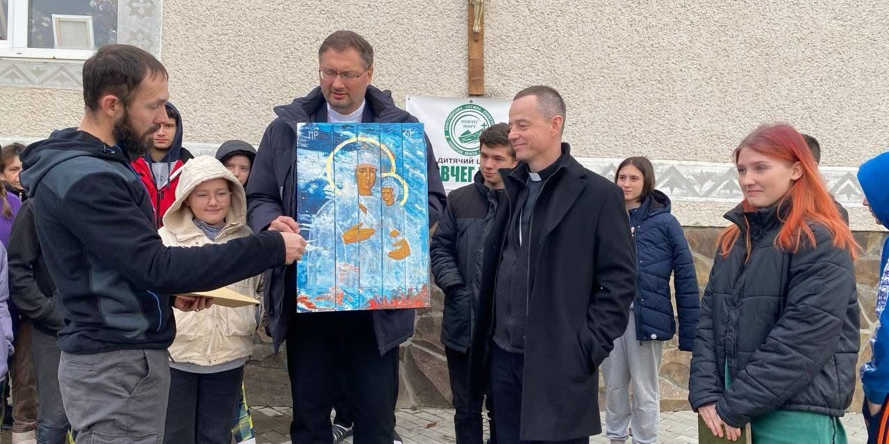 З Маріуполя через Закарпаття до США: паломництво ікони