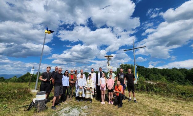 Освячення хреста на горі Явірник