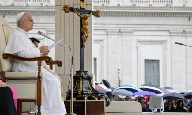 Папа закликав молитися Розарій за мир і запросив на особливу молитву на площі