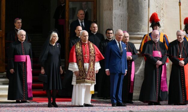 Історична зустріч у Ватикані: Папа і Король Англії вперше молилися разом з часу розколу
