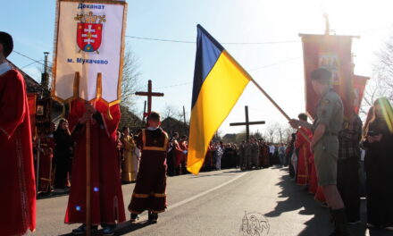 Ти – це Євангеліє, яке читають інші: Хресна дорога пройшла вулицями Мукачева