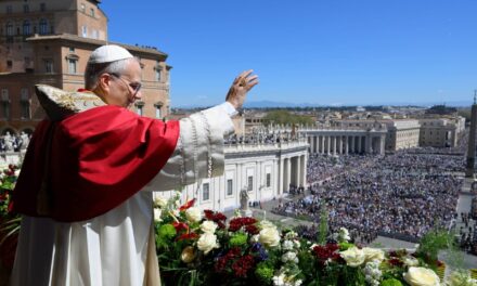Великоднє послання Папи: ввіряємо Господу серця, що очікують справжнього миру
