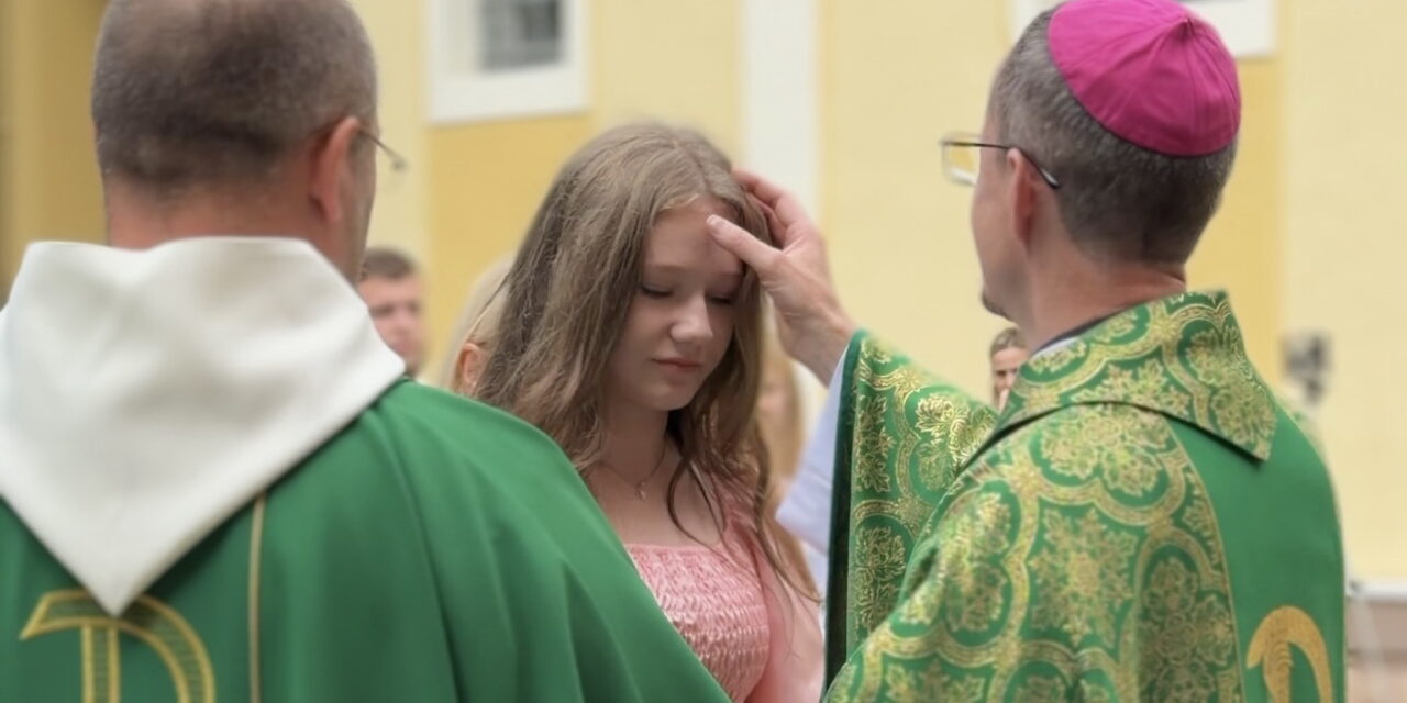 Середнє: єпископ Микола Лучок уділив таїнства немовляті і підліткам