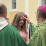 Середнє: єпископ Микола Лучок уділив таїнства немовляті і підліткам