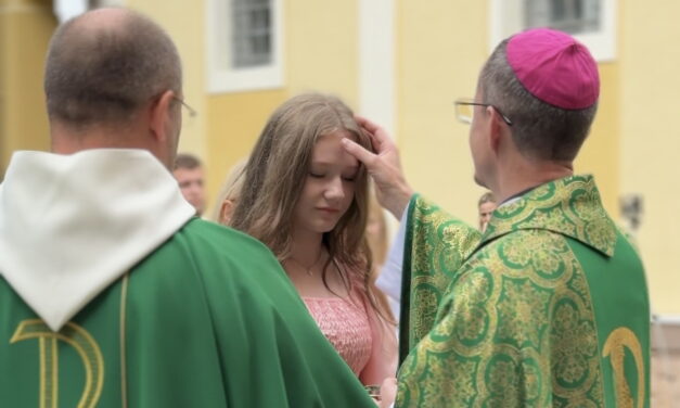 Середнє: єпископ Микола Лучок уділив таїнства немовляті і підліткам