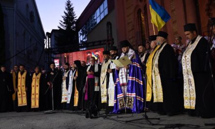 Закарпаття: молитва на світанку 35-ї річниці Незалежності