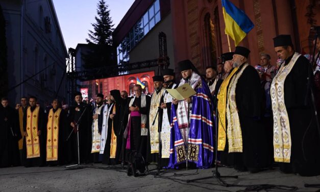 Закарпаття: молитва на світанку 35-ї річниці Незалежності