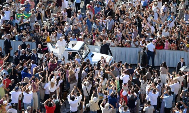 Папа: шанувати гідність означає уникати того, що чинить замах на життя