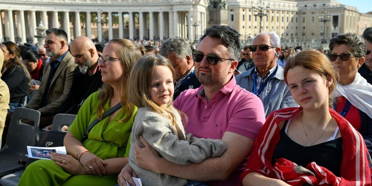 Лев XIV: без міцних сімей, відкритих на дар дітей, світ не має майбутнього